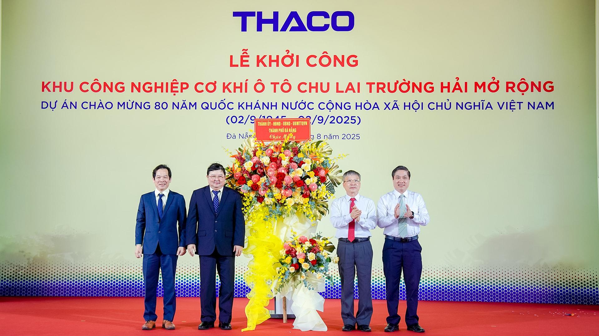 L&atilde;nh đạo th&agrave;nh phố Đ&agrave; Nẵng tặng hoa ch&uacute;c mừng Lễ khởi c&ocirc;ng dự &aacute;n Khu c&ocirc;ng nghiệp Cơ kh&iacute; &Ocirc; t&ocirc; Chu Lai Trường Hải mở rộng (Nguồn: THACO)