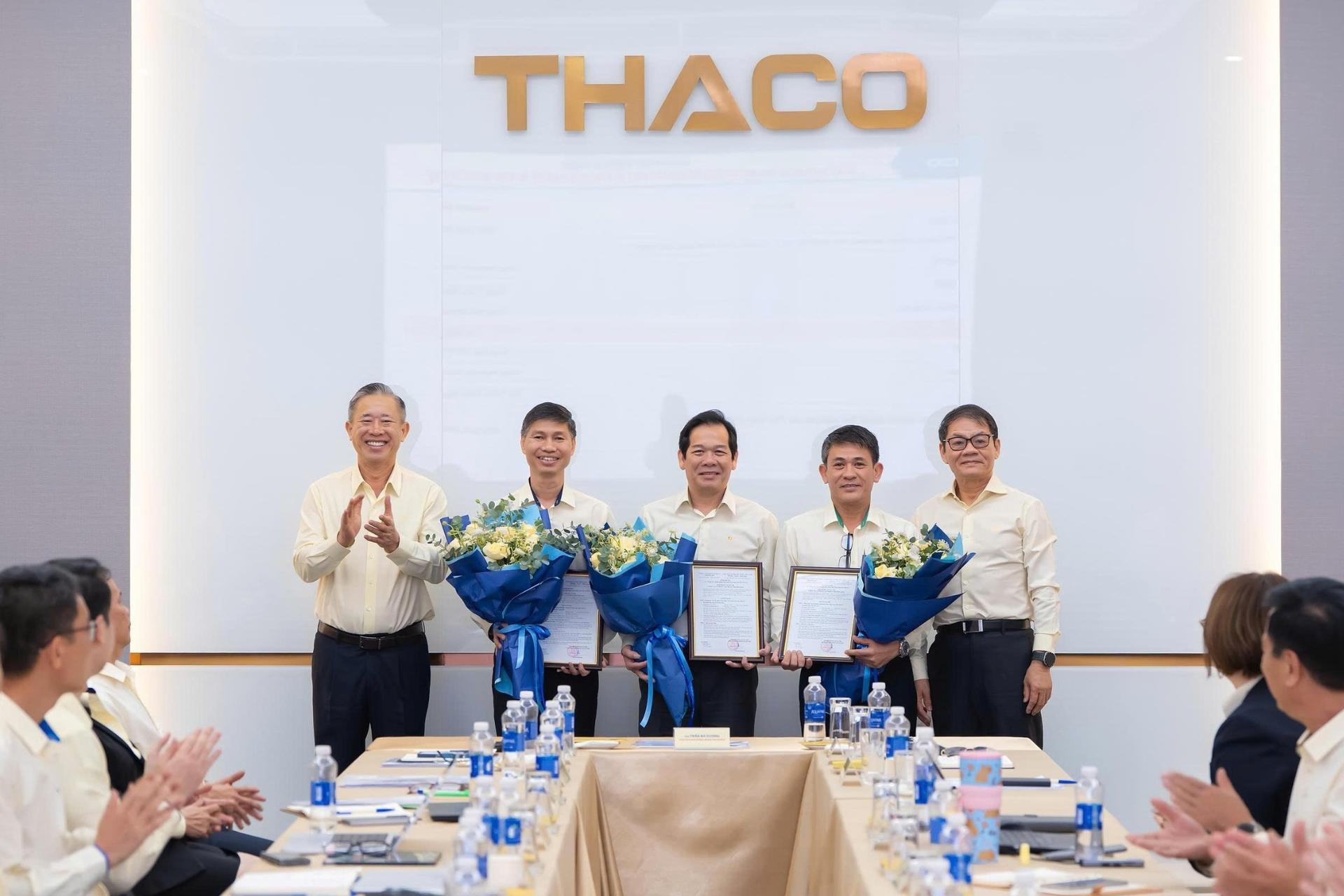 Ban l&atilde;nh đạo THACO trao quyết định v&agrave; tặng hoa ch&uacute;c mừng 3 Ph&oacute; Tổng Gi&aacute;m đốc mới tại cuộc họp s&aacute;ng ng&agrave;y 16/8 (Nguồn: THACO)