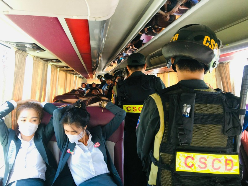 C&ocirc;ng an Đồng Nai ập v&agrave;o bắt quả tang c&aacute;c đối tượng đang đưa kh&aacute;ch đến "dự &aacute;n ma". Ảnh: Vietnamnet.