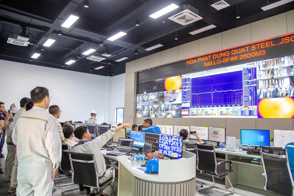 Đội ngũ kỹ sư luyện gang kiểm so&aacute;t c&aacute;c th&ocirc;ng số kỹ thuật của l&ograve; cao tại ph&ograve;ng điều khiển trung t&acirc;m