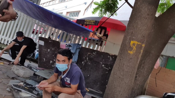 C&aacute;c &ldquo;c&ograve;&rdquo; thu tiền tr&ocirc;ng giữ xe tr&aacute;i ph&eacute;p ngo&agrave;i cổng Bệnh viện E.