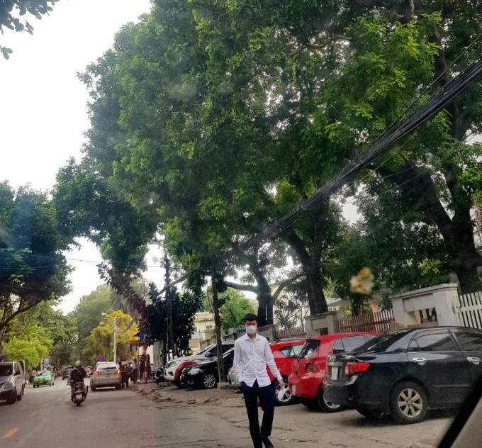 Mỗi ng&agrave;y, c&oacute; đến v&agrave;i trăm xe ra, v&agrave;o những điểm tr&ocirc;ng giữ xe tự ph&aacute;t n&agrave;y, v&agrave; số tiền c&aacute;c đối tượng thu về từ hoạt động tr&aacute;i ph&aacute;p luật n&agrave;y l&agrave; kh&ocirc;ng hề nhỏ.