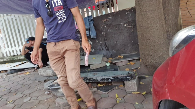 C&aacute;c đối tượng c&ograve; tr&ocirc;ng giữ xe thẳng thừng thu 50 ngh&igrave;n đồng/xe &ocirc;-t&ocirc;/lượt m&agrave; kh&ocirc;ng c&oacute; bất kỳ tấm v&eacute; n&agrave;o.