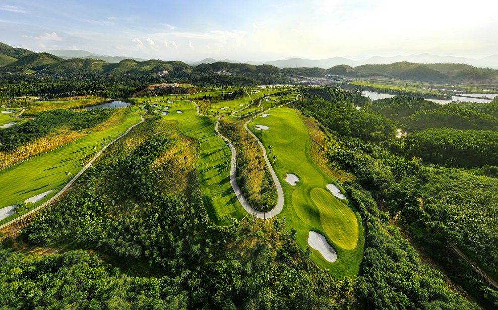 Văn Lang Empire T&amp;T Golf Club l&agrave; s&acirc;n golf 5 sao chất lượng cao.