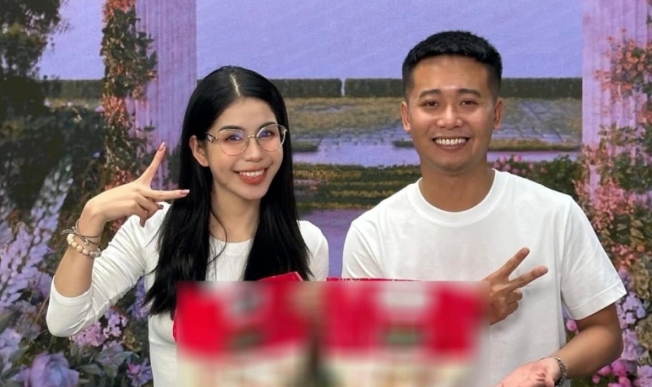 Hằng Du Mục v&agrave; Quang Linh Vlogs trong một phi&ecirc;n livestream.