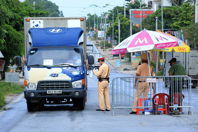 Ch&iacute;nh phủ y&ecirc;u cầu Bộ Giao th&ocirc;ng vận tải hướng dẫn c&aacute;c địa phương thực hiện thống nhất &ldquo;luồng xanh&rdquo; vận tải đường bộ v&agrave; đường thuỷ to&agrave;n quốc, li&ecirc;n tỉnh, li&ecirc;n v&ugrave;ng để vận chuyển h&agrave;ng h&oacute;a an to&agrave;n.