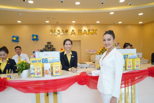 &Aacute; hậu Thủy Ti&ecirc;n đang trải nghiệm kh&ocirc;ng gian giao dịch mới của Nam A Bank Cần Thơ