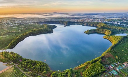 Vẻ đẹp h&uacute;t tầm mắt của Biển Hồ nh&igrave;n từ tr&ecirc;n cao (Nguồn: Shutterstock)