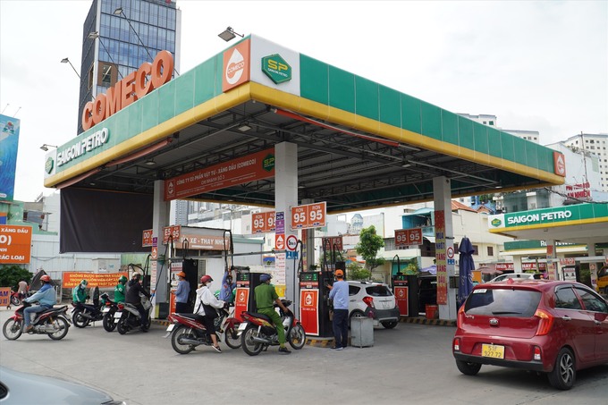 Tạm dừng tước giấy ph&eacute;p kinh doanh của 5 doanh nghiệp xăng dầu.