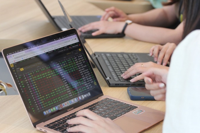 Ủy ban Chứng kho&aacute;n Nh&agrave; nước y&ecirc;u cầu c&aacute;c c&ocirc;ng ty chứng kho&aacute;n dừng ngay việc sử dụng h&igrave;nh thức đặt lệnh tự động.