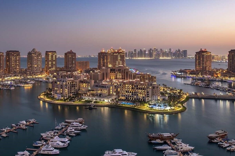 Hơn 200 căn hộ mang dịch vụ quản gia đặc trưng của St. Regis, 7 hồ bơi, 10 nh&agrave; h&agrave;ng v&agrave; bến du thuyền ri&ecirc;ng, The St. Regis Marsa Arabia Island mở ra chuẩn mực mới cho cuộc sống biệt lập v&agrave; xa hoa. Nguồn ảnh: Americanexpress.com