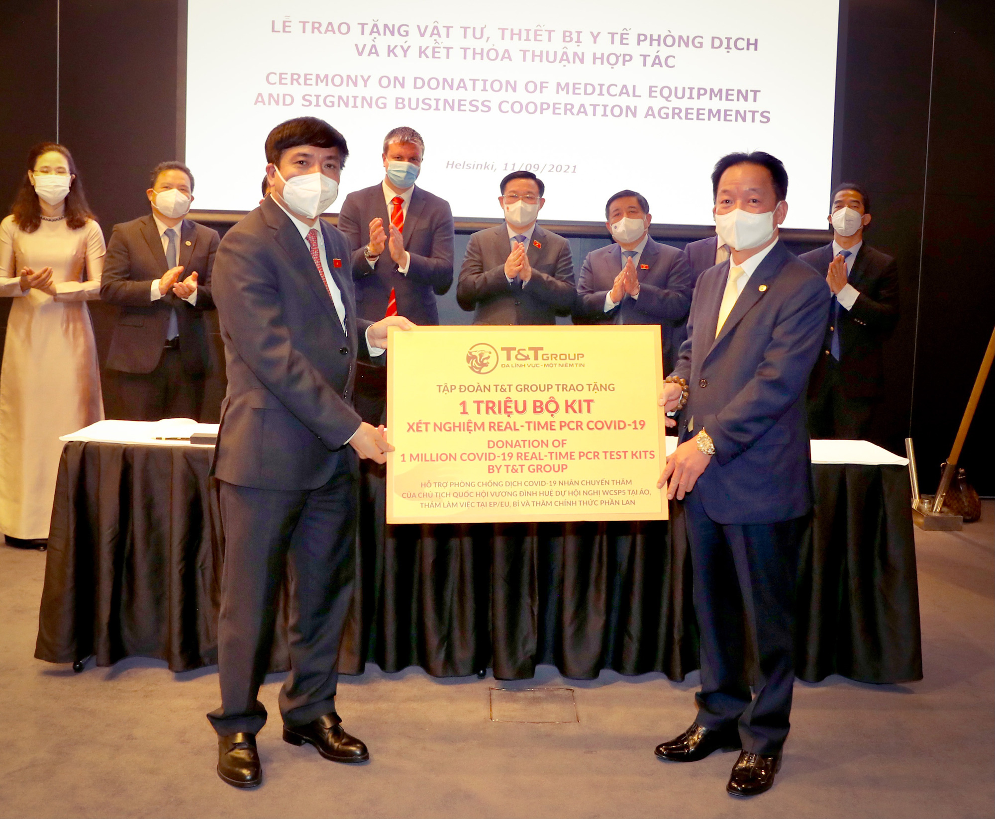 &Ocirc;ng Đỗ Quang Hiển, Chủ tịch HĐQT ki&ecirc;m Tổng Gi&aacute;m đốc Tập đo&agrave;n T&amp;T Group (b&ecirc;n phải) trao tặng 1 triệu bộ kit x&eacute;t nghiệm Realtime RT-PCR nhằm phục vụ cho c&ocirc;ng t&aacute;c ph&ograve;ng, chống dịch COVID-19 tại Việt Nam. &nbsp;