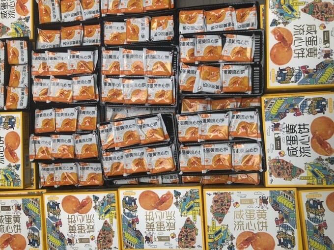 Số b&aacute;nh trung thu kh&ocirc;ng r&otilde; nguồn gốc bị tạm giữ do kh&ocirc;ng r&otilde; nguồn gốc, xuất xứ.