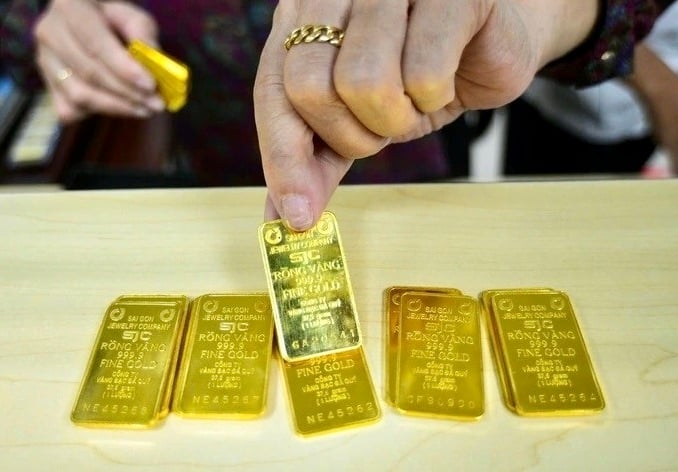 Gi&aacute; v&agrave;ng miếng SJC v&agrave; v&agrave;ng nhẫn trong nước đều giảm mạnh.