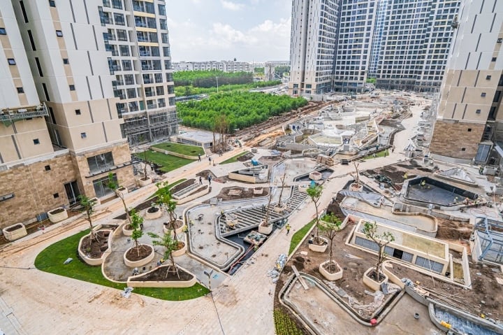 Dự &aacute;n ho&agrave;n thiện b&ecirc;n ngo&agrave;i v&agrave; đang chăm ch&uacute;t tỉ mỉ kh&ocirc;ng gian xanh trong tiện &iacute;ch nội khu, diện t&iacute;ch rộng h&agrave;ng đầu Grand Park. &nbsp;