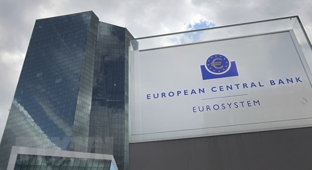 ECB tăng l&atilde;i suất lần thứ 10 li&ecirc;n tiếp, l&atilde;i suất tiền gửi l&ecirc;n mức cao kỷ lục.
