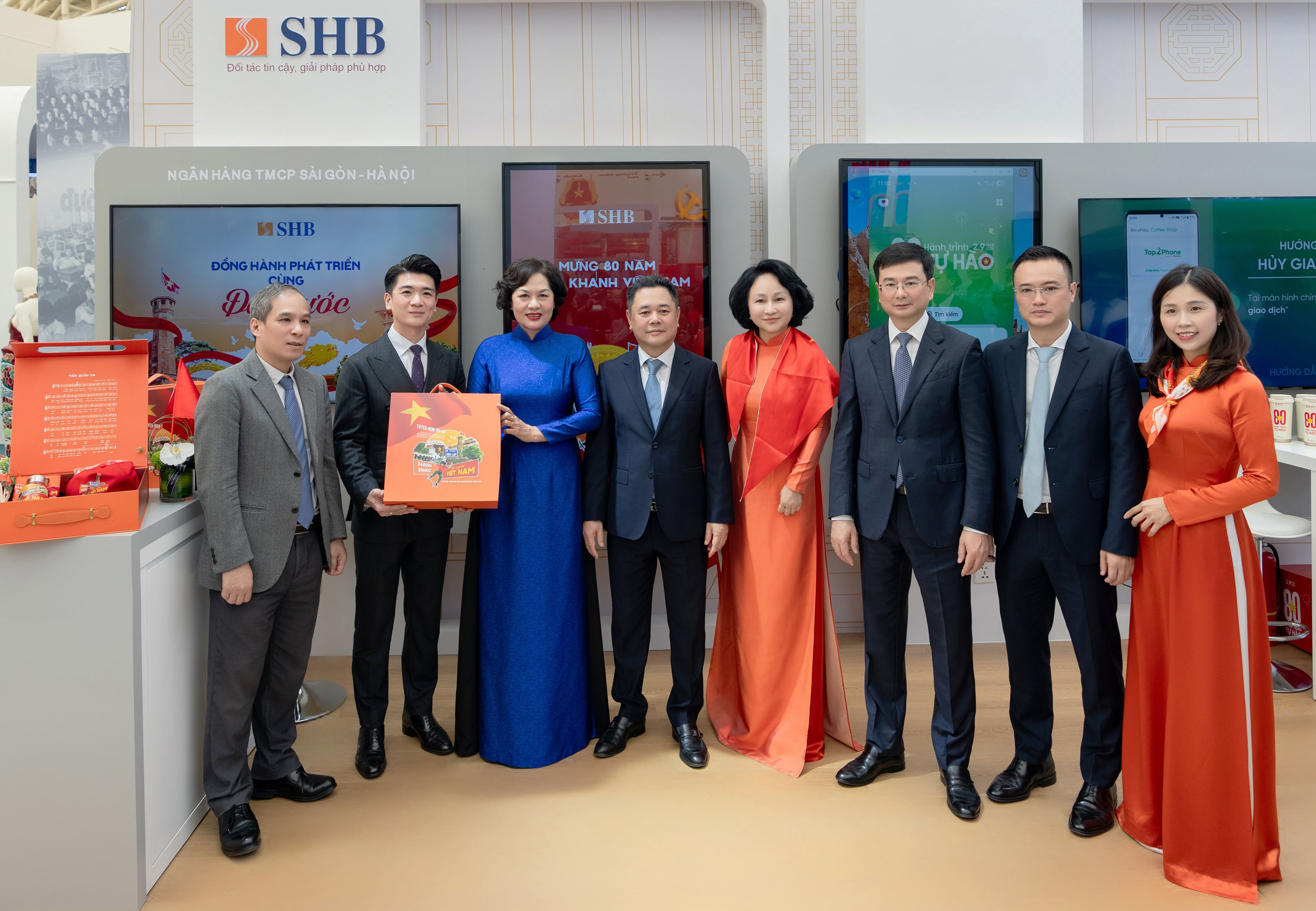 &Ocirc;ng Đỗ Quang Vinh - Ph&oacute; CT HĐQT SHB đ&oacute;n tiếp Thống đốc NHNN Nguyễn Thị Hồng c&ugrave;ng Đo&agrave;n l&atilde;nh đạo NHNN tham quan gian h&agrave;ng SHB tại triển l&atilde;m &ldquo;80 năm H&agrave;nh tr&igrave;nh Độc lập &ndash; Tự do &ndash; Hạnh ph&uacute;c&rdquo;