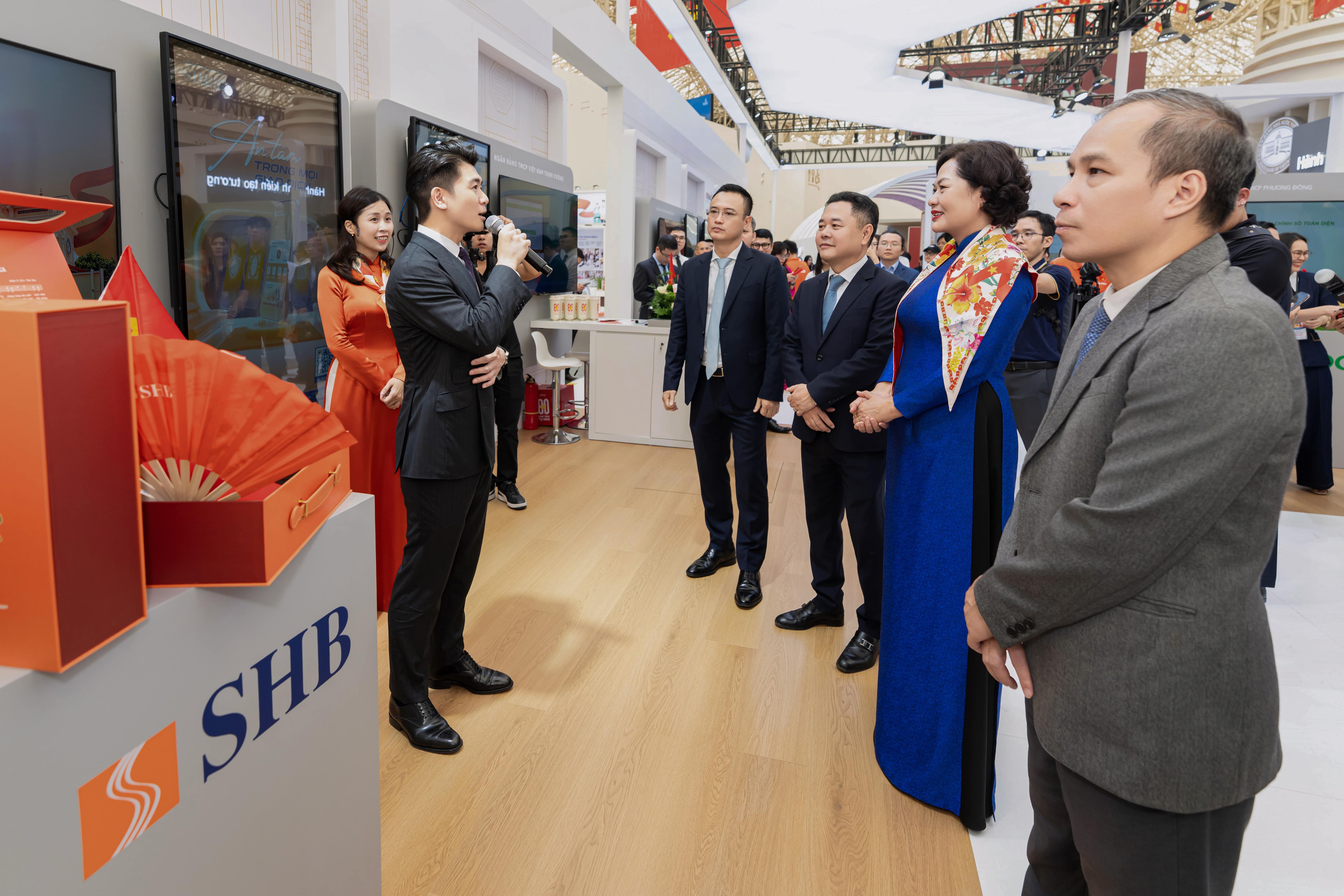 Ph&oacute; chủ tịch HĐQT Đỗ Quang Vinh tự h&agrave;o b&aacute;o c&aacute;o c&aacute;c l&atilde;nh đạo NHNN h&agrave;nh tr&igrave;nh hơn 32 năm SHB ki&ecirc;n t&acirc;m đồng h&agrave;nh c&ugrave;ng sự nghiệp ph&aacute;t triển của Đất nước.