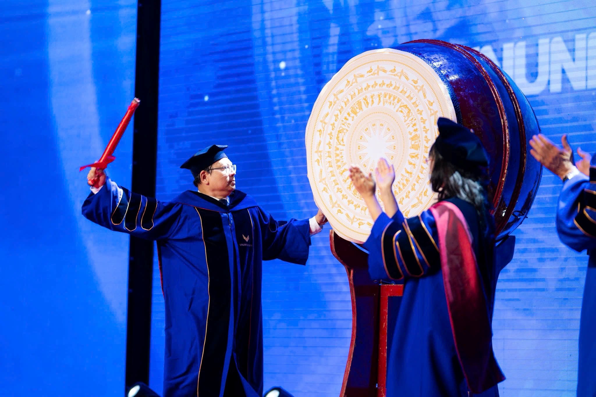 GS. Yap-Peng Tan đánh trống khai trường trong buổi Lễ khai giảng nhiệm kỳ đầu tiên của ông tại VinUni