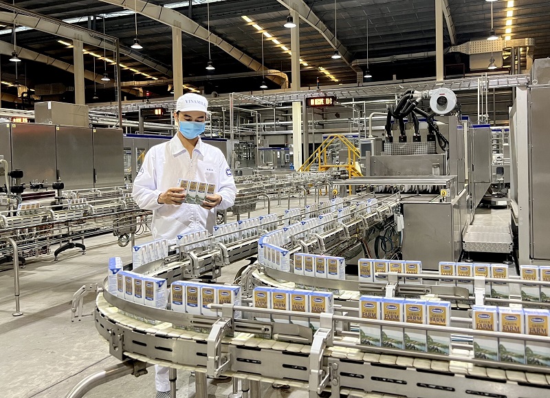 C&aacute;c nh&agrave; m&aacute;y sản xuất sữa tươi Vinamilk Green Farm tu&acirc;n thủ nghi&ecirc;m ngặt c&aacute;c quy định về an to&agrave;n thực phẩm v&agrave; bảo vệ m&ocirc;i trường