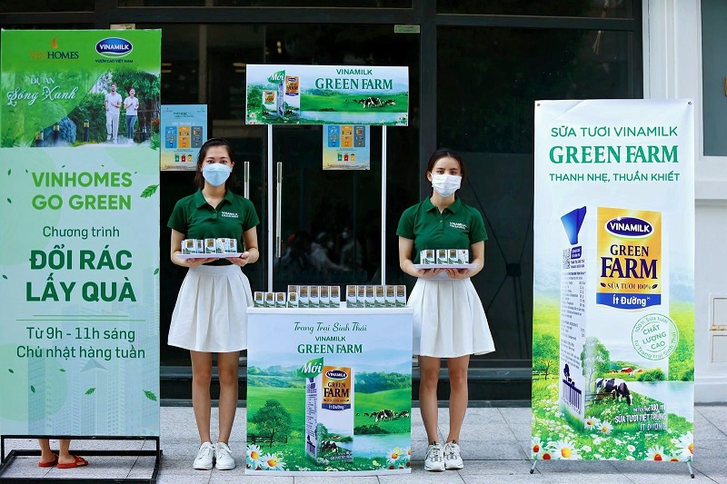 Chương tr&igrave;nh đổi r&aacute;c lấy qu&agrave; do Vinamilk Green Farm đồng h&agrave;nh c&ugrave;ng cộng đ&ocirc;ng d&acirc;n cư Vinhomes để khuyến kh&iacute;ch c&aacute;c th&oacute;i quen tốt gi&uacute;p bảo vệ m&ocirc;i trường