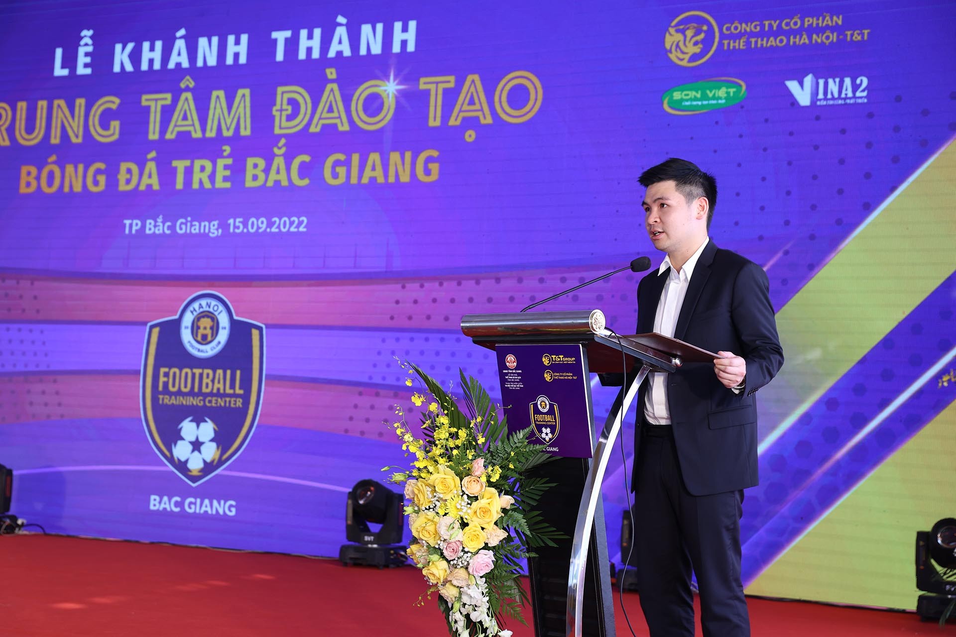 &Ocirc;ng Đỗ Vinh Quang - Ph&oacute; Chủ tịch HĐQT, Ph&oacute; Tổng Gi&aacute;m đốc Tập đo&agrave;n T&amp;T Group, Chủ tịch CLB b&oacute;ng đ&aacute; H&agrave; Nội - ph&aacute;t biểu tại lễ kh&aacute;nh th&agrave;nh Trung t&acirc;m Đ&agrave;o tạo b&oacute;ng đ&aacute; trẻ Bắc Giang.