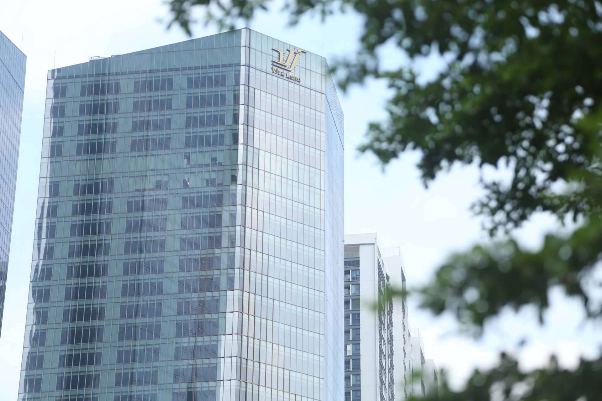 Hai&nbsp;t&ograve;a th&aacute;p văn ph&ograve;ng cao 37 tầng&nbsp;Capital Place "về tay" Viva Land.