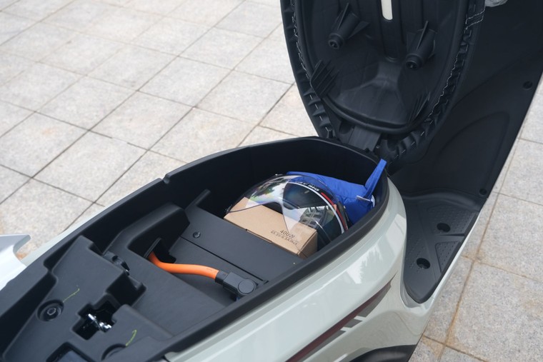 Sức h&#250;t kh&#243; cưỡng của VinFast Feliz: Gi&#225; tốt hiếm c&#243;, tầm vận h&#224;nh 262 km, thiết kế 2 pin độc đ&#225;o - Ảnh 3