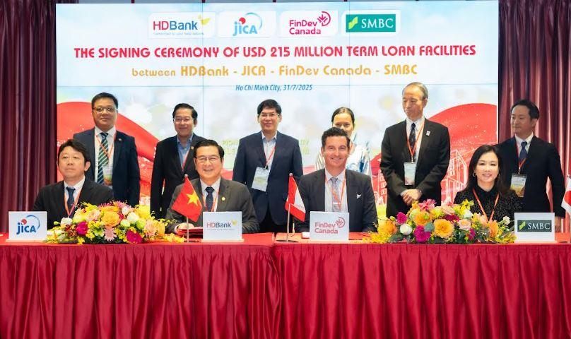 &Ocirc;ng Trần Ho&agrave;i Nam- Ph&oacute; Tổng Gi&aacute;m đốc HDBank- đại diện HDBank thực hiện k&yacute; kết khoản vay hợp vốn trị gi&aacute; 215 triệu USD với JICA, FinDev Canada v&agrave; SMBC