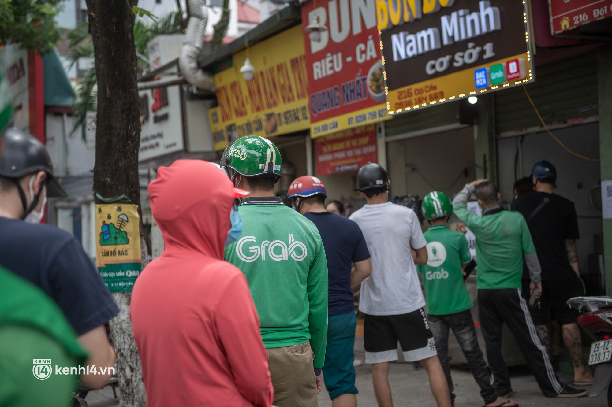 Hà Nội bắt đầu được giao đồ ăn trở lại: Shipper xếp hàng dài chờ mua trong khi khách gọi điện giục liên tục - Ảnh 2