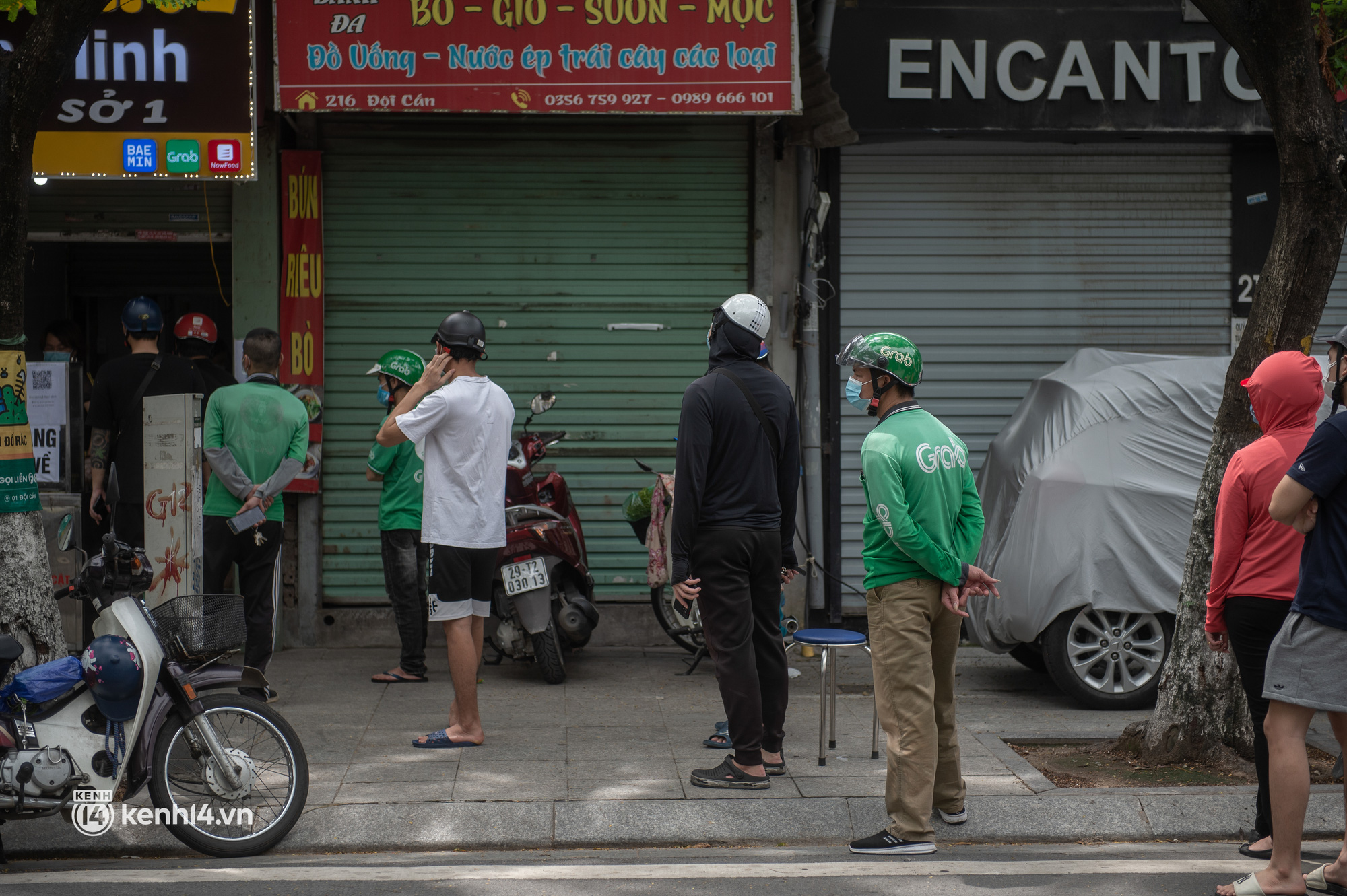 Hà Nội bắt đầu được giao đồ ăn trở lại: Shipper xếp hàng dài chờ mua trong khi khách gọi điện giục liên tục - Ảnh 3