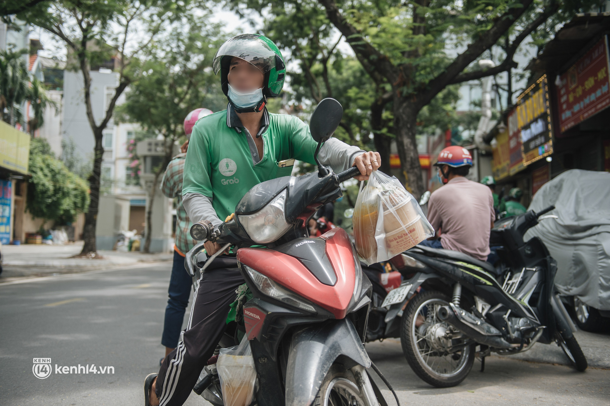 Hà Nội bắt đầu được giao đồ ăn trở lại: Shipper xếp hàng dài chờ mua trong khi khách gọi điện giục liên tục - Ảnh 4