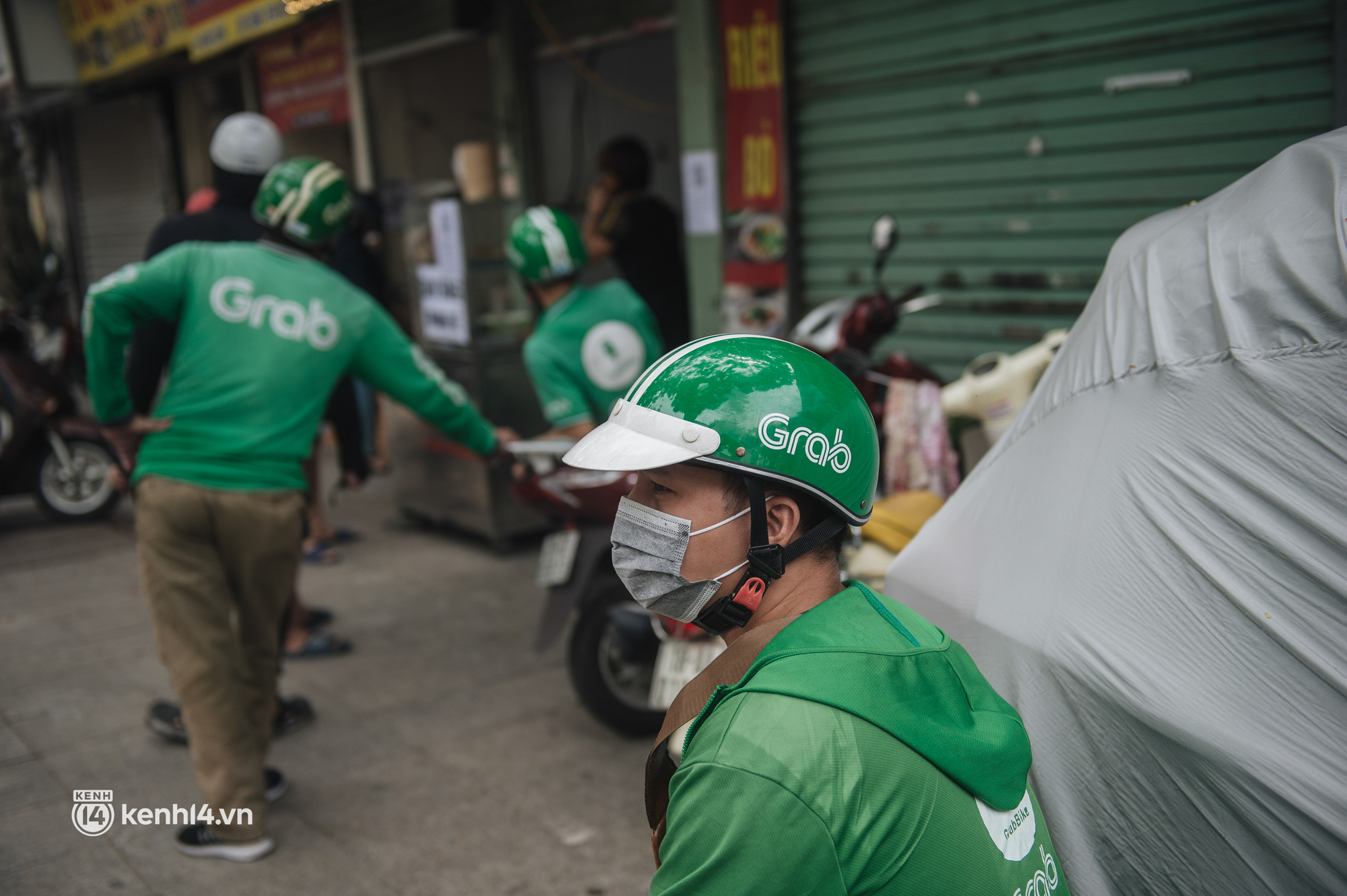 Hà Nội bắt đầu được giao đồ ăn trở lại: Shipper xếp hàng dài chờ mua trong khi khách gọi điện giục liên tục - Ảnh 5