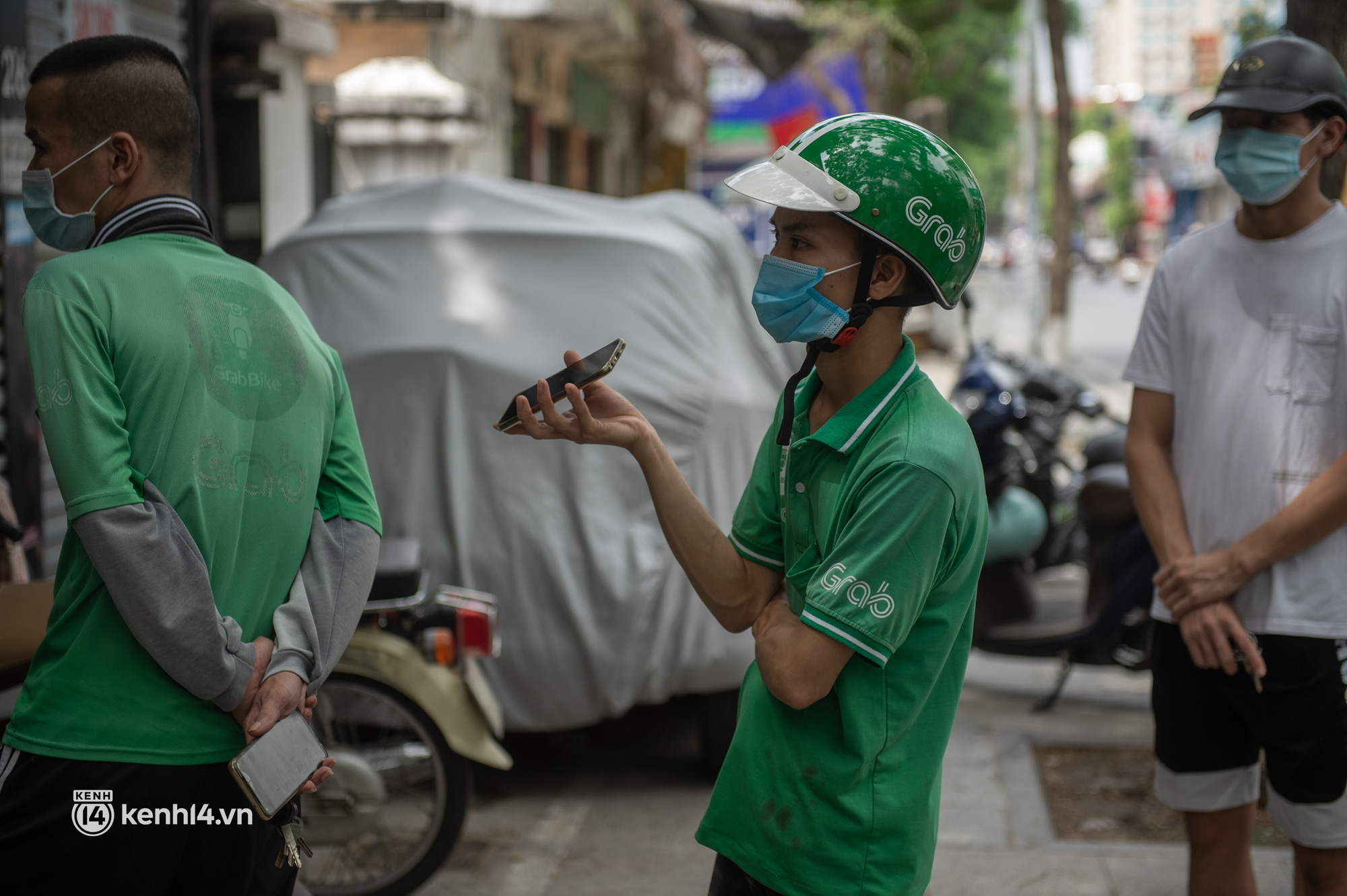 Hà Nội bắt đầu được giao đồ ăn trở lại: Shipper xếp hàng dài chờ mua trong khi khách gọi điện giục liên tục - Ảnh 6