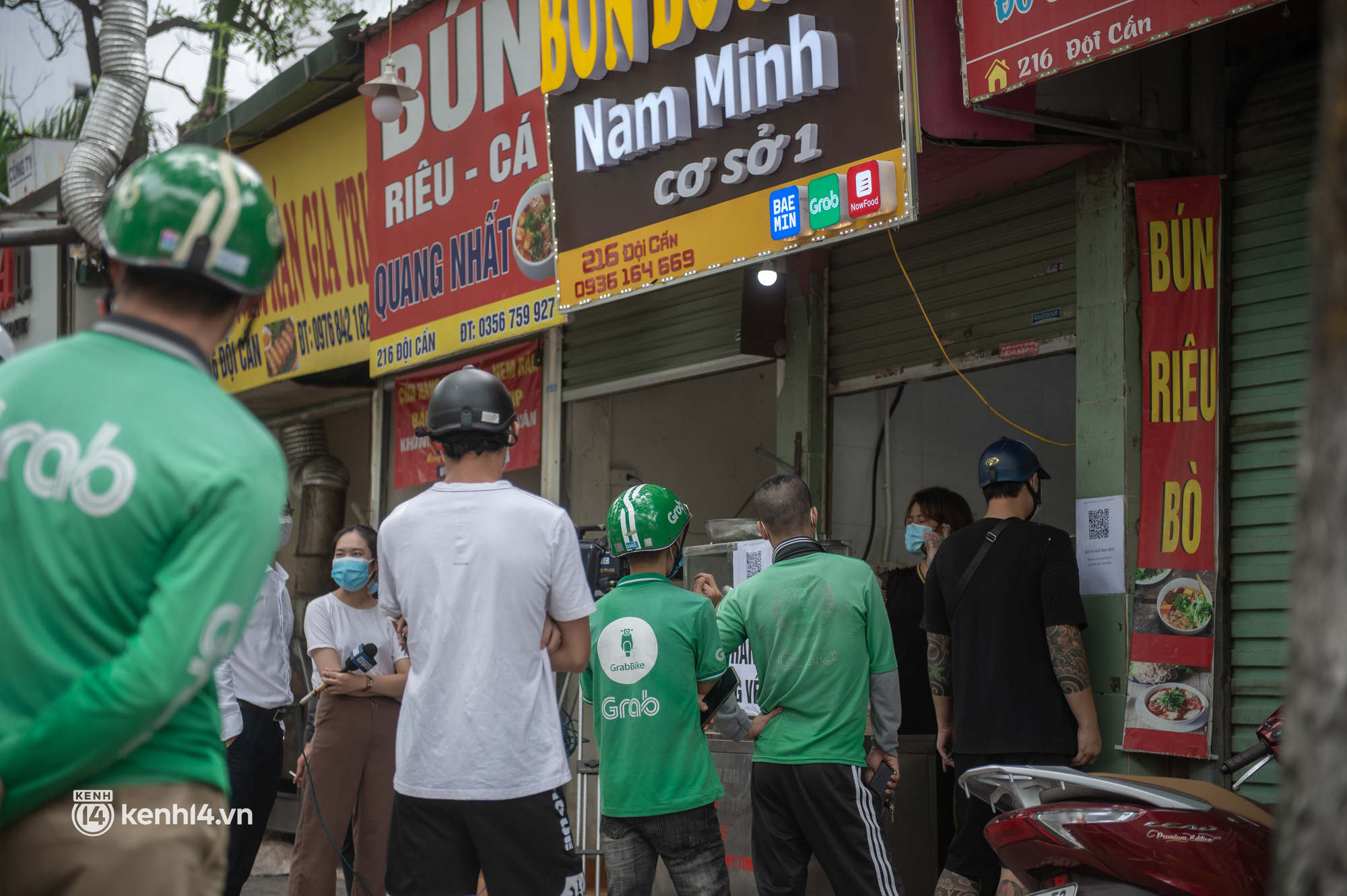 Hà Nội bắt đầu được giao đồ ăn trở lại: Shipper xếp hàng dài chờ mua trong khi khách gọi điện giục liên tục - Ảnh 7