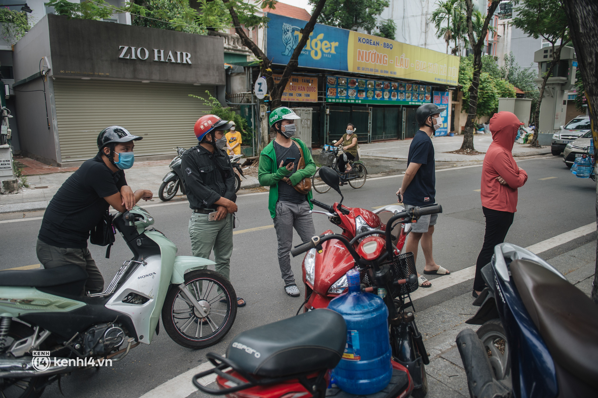 Hà Nội bắt đầu được giao đồ ăn trở lại: Shipper xếp hàng dài chờ mua trong khi khách gọi điện giục liên tục - Ảnh 8