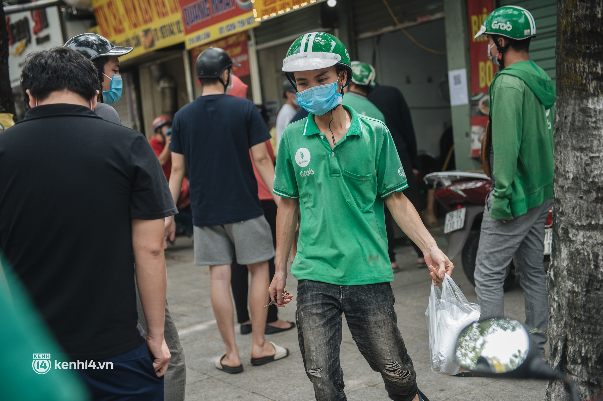 Hà Nội bắt đầu được giao đồ ăn trở lại: Shipper xếp hàng dài chờ mua trong khi khách gọi điện giục liên tục - Ảnh 11