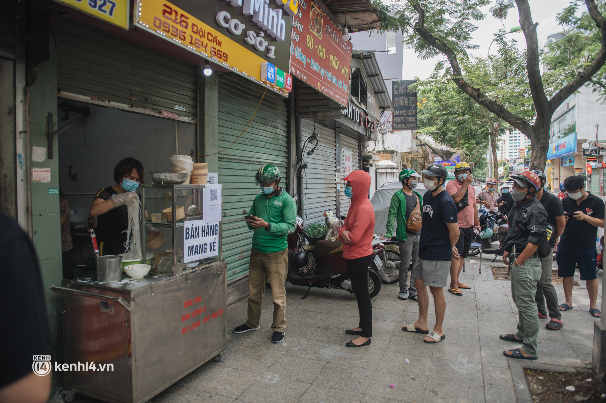 Hà Nội bắt đầu được giao đồ ăn trở lại: Shipper xếp hàng dài chờ mua trong khi khách gọi điện giục liên tục - Ảnh 12