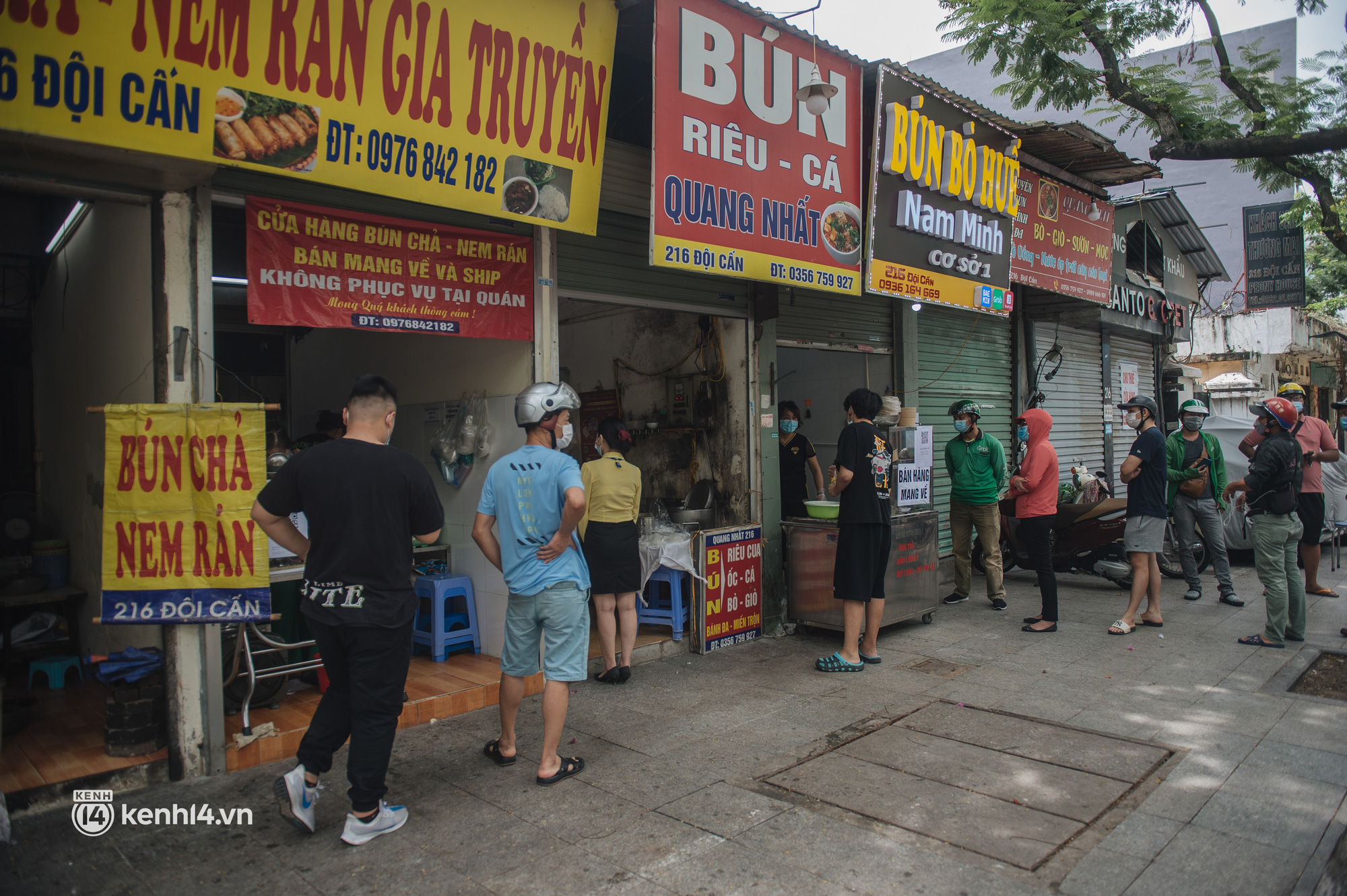 Hà Nội bắt đầu được giao đồ ăn trở lại: Shipper xếp hàng dài chờ mua trong khi khách gọi điện giục liên tục - Ảnh 13