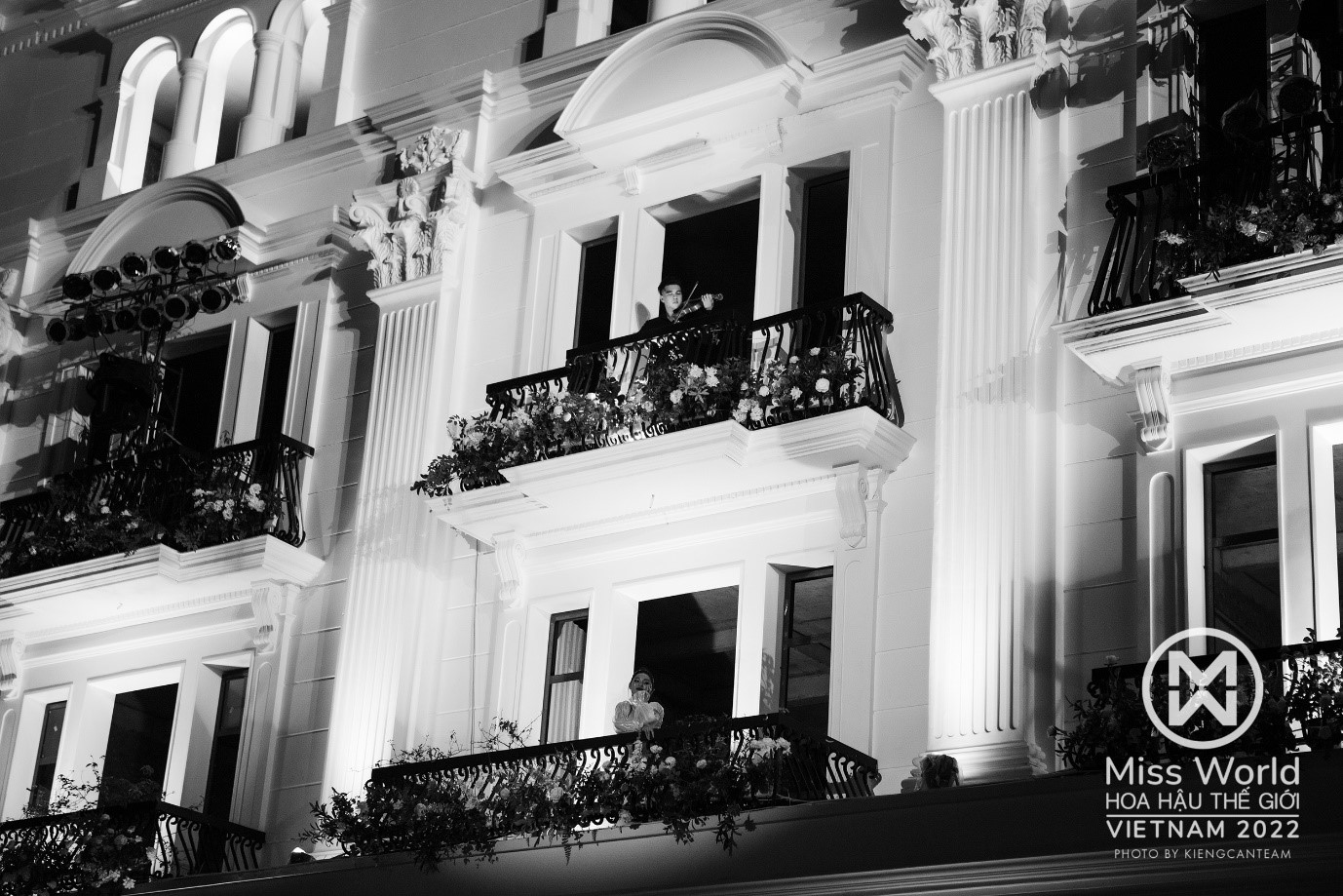 Những ban c&ocirc;ng shophouse đầy hoa của Danko City đ&atilde; trở th&agrave;nh bối cảnh tuyệt đẹp cho tiết mục nghệ thuật Đ&ecirc;m chung khảo Miss World Vietnam 2022