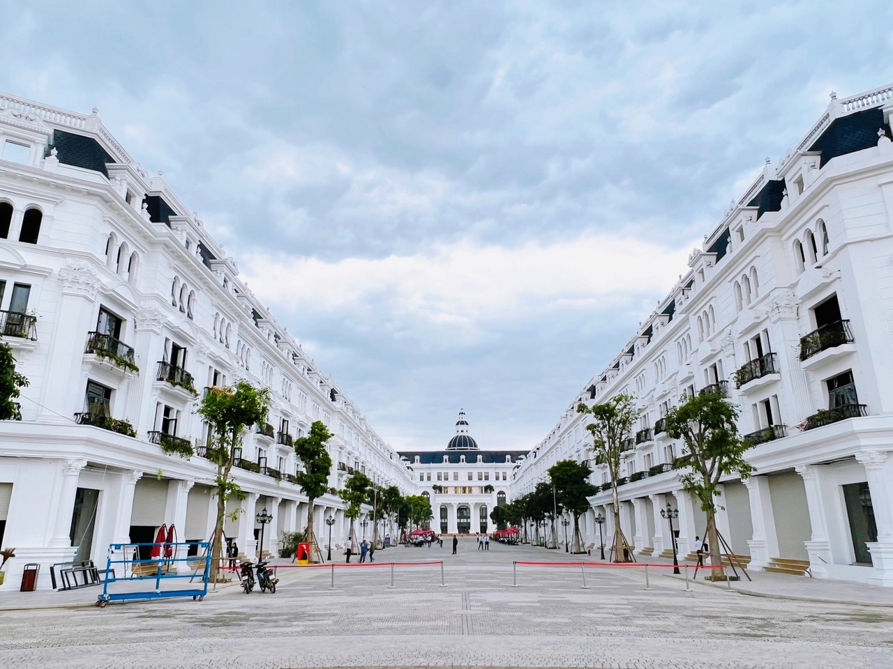 D&atilde;y shophouse SH17, 18 dọc phố đi bộ The Rome của Danko City đ&atilde; ho&agrave;n thiện