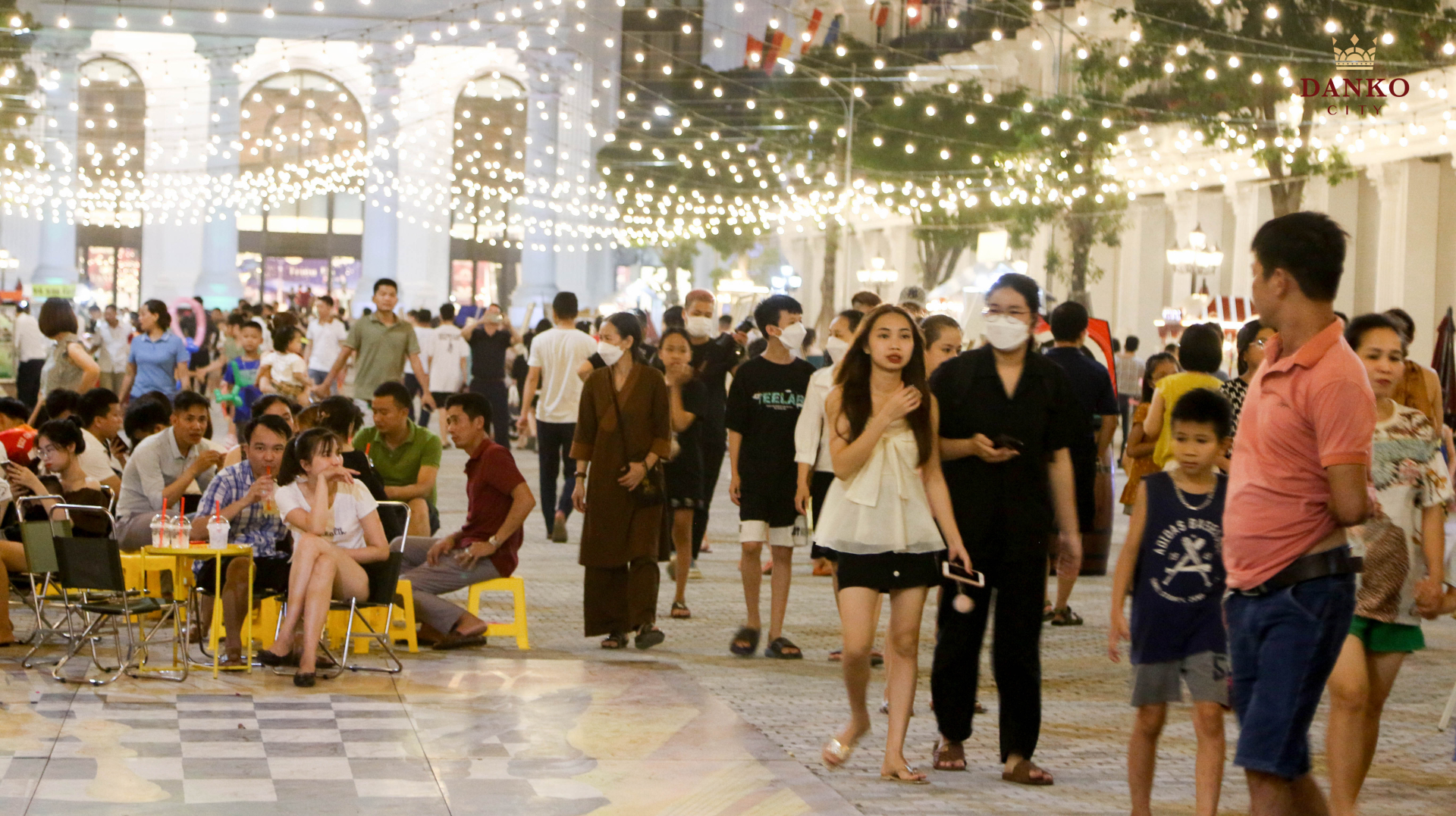 Rất đ&ocirc;ng người d&acirc;n, du kh&aacute;ch đ&atilde; tới tham quan, vui chơi tại phố đi bộ The Rome