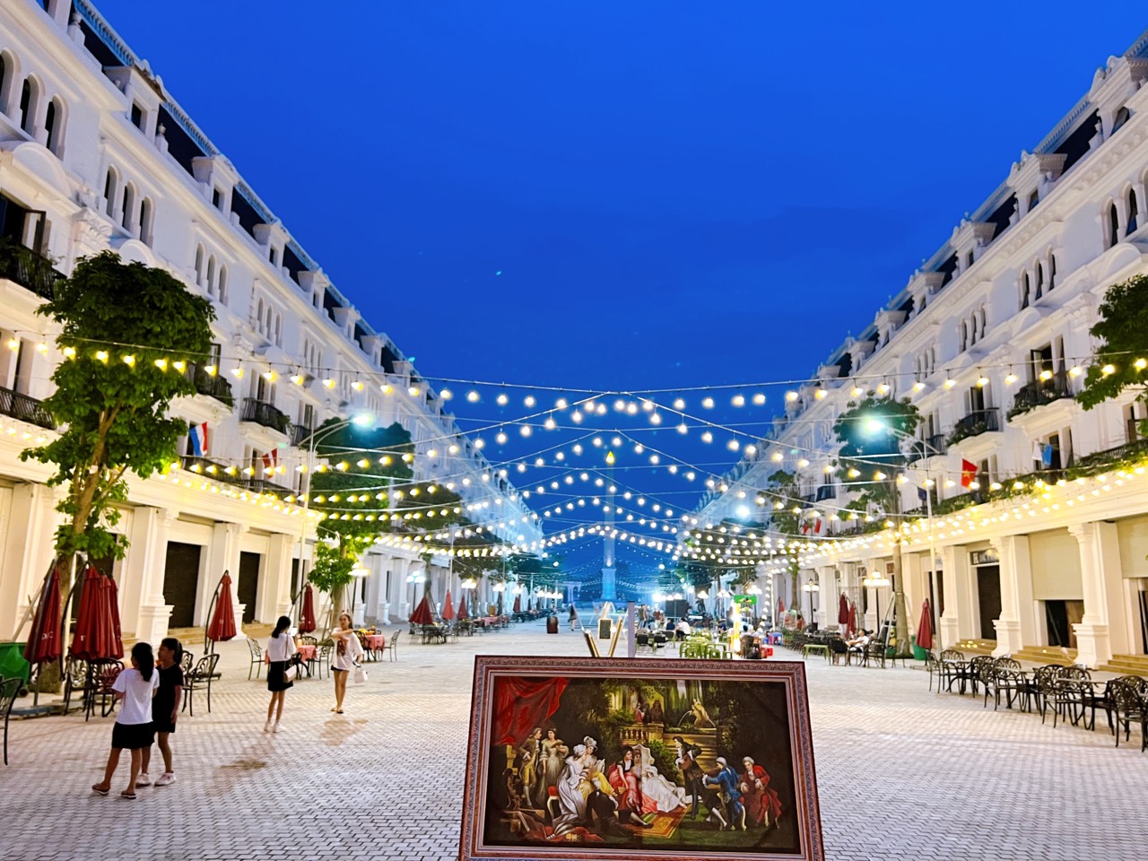 Kh&ocirc;ng gian lung linh của phố đi bộ The Rome