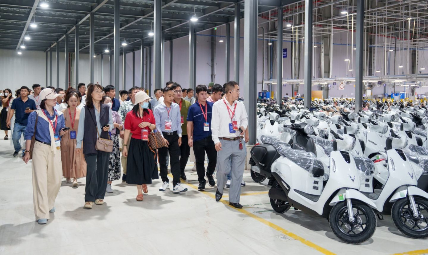 VinFast lu&ocirc;n đồng h&agrave;nh hỗ trợ mạnh mẽ cho người ti&ecirc;u d&ugrave;ng v&agrave; đối t&aacute;c, nh&agrave; ph&acirc;n phối xe m&aacute;y điện để đạt mục ti&ecirc;u đề ra.