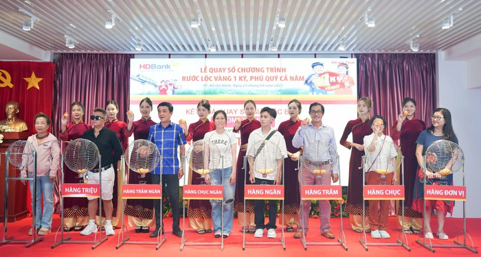 C&aacute;c kh&aacute;ch h&agrave;ng c&ugrave;ng tham gia quay số lồng cầu để t&igrave;m ra chủ nh&acirc;n của c&aacute;c giải thưởng gi&aacute; trị