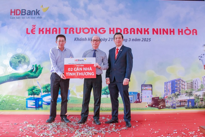 Dịp này, HDBank đã trao tặng kinh phí xây dựng 02 căn nhà tình thương cho các hộ nghèo trên địa bàn