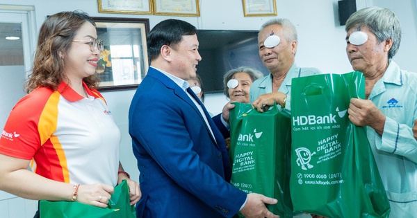 Năm 2025, HDBank tiếp tục trao tặng Hội Bảo trợ bệnh nh&acirc;n ngh&egrave;o TP.HCM kinh ph&iacute; thực hiện 1.000 ca phẫu thuật mắt phaco cho b&agrave; con ngh&egrave;o