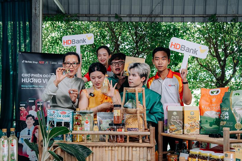 HDBank c&ugrave;ng c&aacute;c chủ thể OCOP đưa n&ocirc;ng sản Việt l&ecirc;n nền tảng số - Livestream tr&ecirc;n TikTok, g&oacute;p phần kết nối sản phẩm với thị trường, v&agrave; mở ra hướng đi mới cho kinh tế n&ocirc;ng th&ocirc;n, năng động v&agrave; bền vững