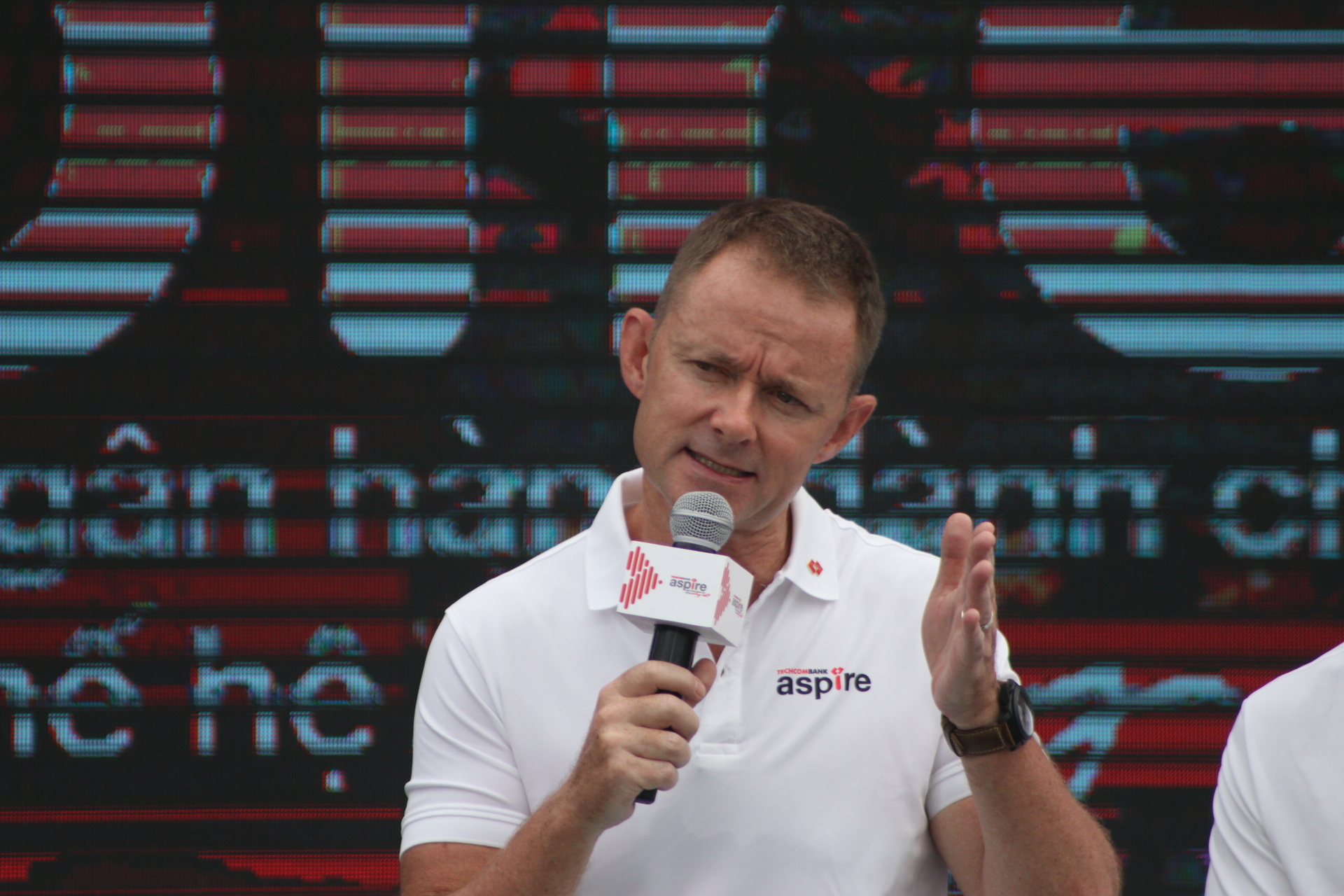 &Ocirc;ng Darren Buckley - Gi&aacute;m đốc Khối Ng&acirc;n h&agrave;ng b&aacute;n lẻ Techcombank chia sẻ th&ocirc;ng tin tại sự kiện