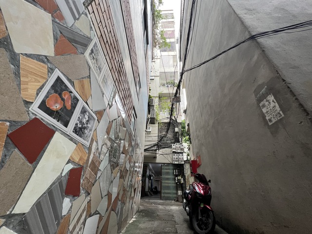 Nhiều người cảnh gi&aacute;c với nh&agrave; chung cư mini sau vụ ch&aacute;y ở Khương Hạ. Ảnh: B&aacute;o Thanh ni&ecirc;n